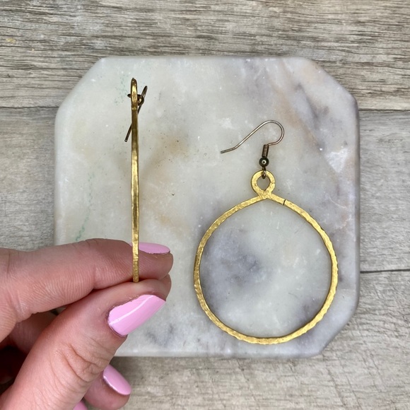 NWOT HAMMERED GOLD DOUBLE CIRCLE DANGLE EARRING - Picture 3 of 3